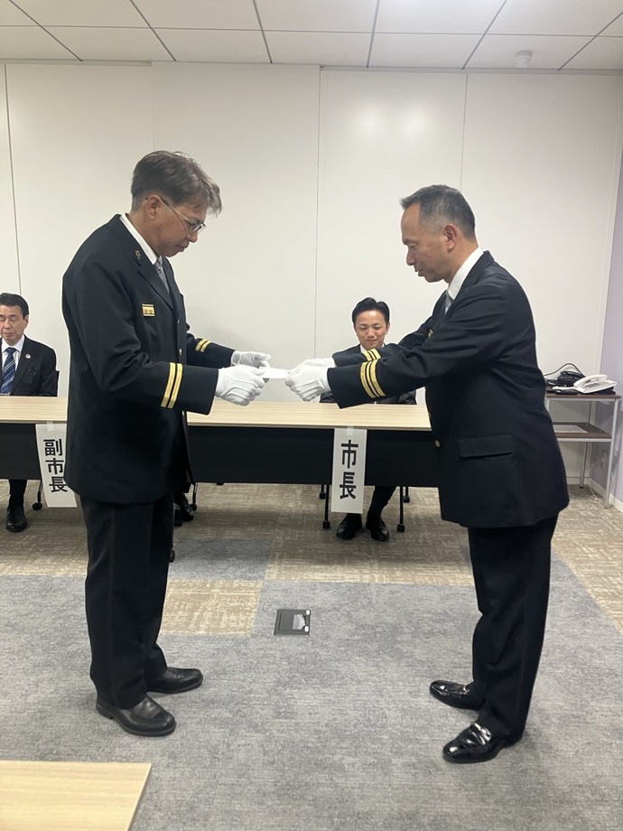 鈴木威副団長への辞令交付