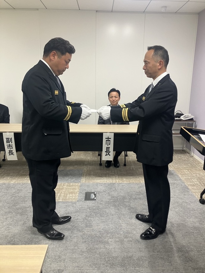 田中将太郎副団長への辞令交付の様子