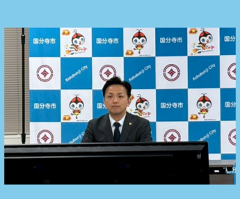 バックパネル前で待機している市長の様子